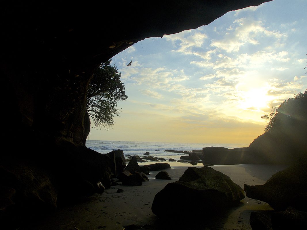 bat cave in balian beach bali - Eine Reise mit Freunden