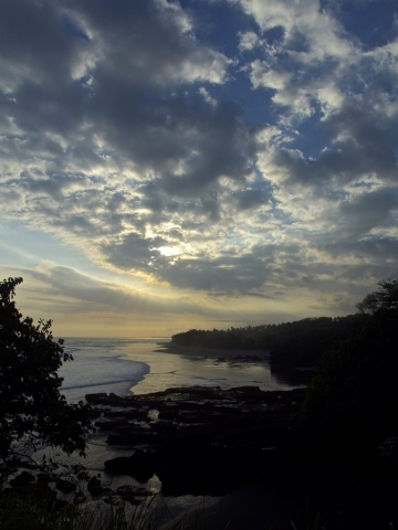 clouds in the sunset ob balian beach in bali 1 768x1024 640x480 - Eine Reise mit Freunden