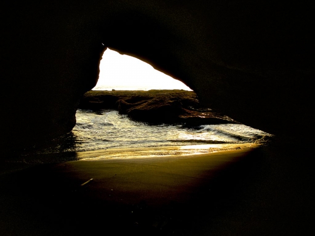 sunset view thrue the cave in balian beach bali 1024x768 640x480 - Eine Reise mit Freunden